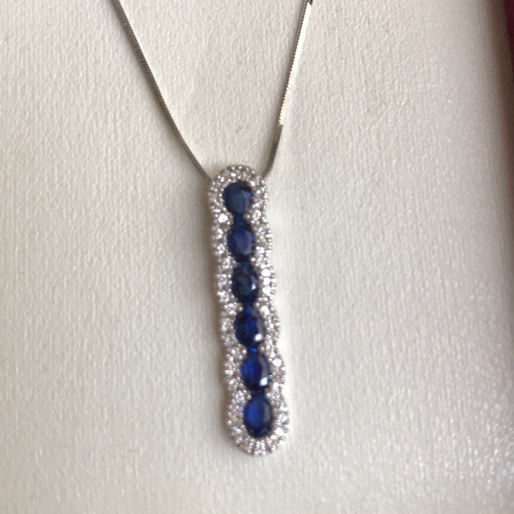 Sapphire diamond pendant necklace